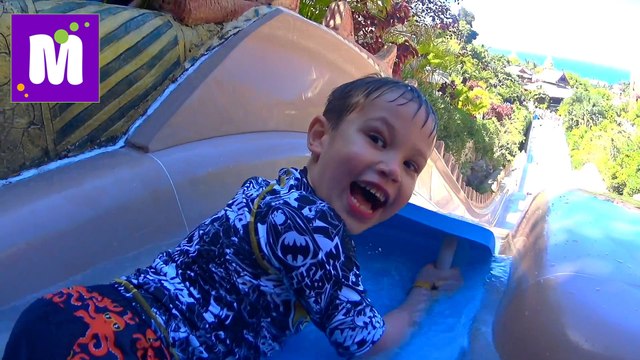 Аквапарк и горка с АКУЛАМИ Макс потерял трусы Самый крутой аквапарк в МИРЕ Water slide & Sharks новые серии видео 2017