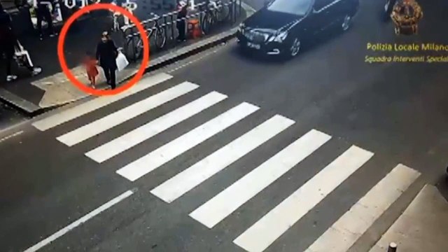 Milano, investe bimba sulle strisce e poi scappa. Rintracciato dalla polizia