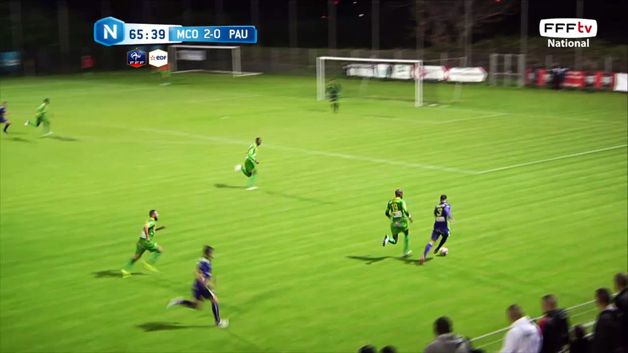 La frappe contrée de la main mais l'arbitre ne siffle pas.