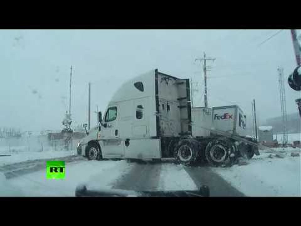 Late Delivery: Train Smashes Into FedEx Trailer - Video Dailymotion