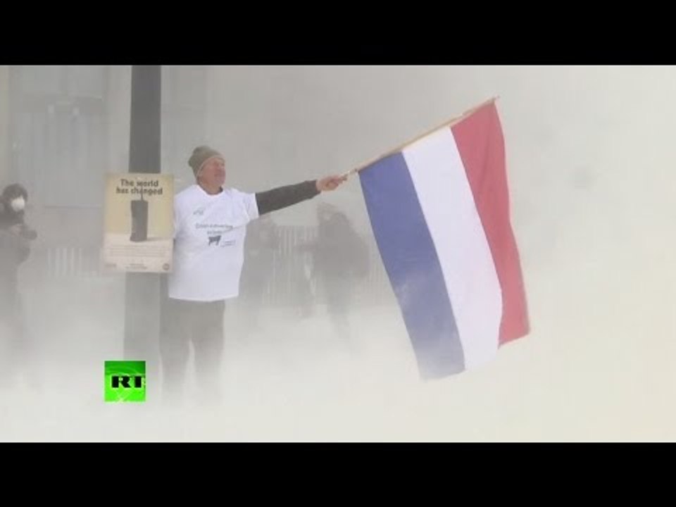 Milk protest: Farmers spray EU council build with dairy powder