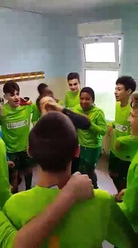 Cri de guerre après la victoire 0-2 face au CO Beauvais le 01/04/2017 en championnat