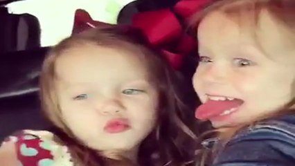 Deux fillettes se prennent en selfie avec une coque de smartphone