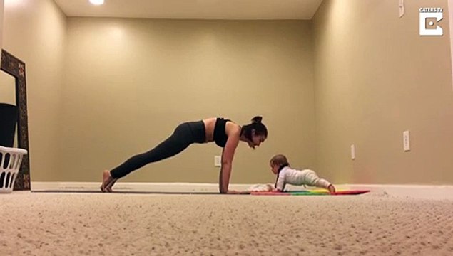 Quand maman et bébé font du gainage... Petite séance de muscu trop chou