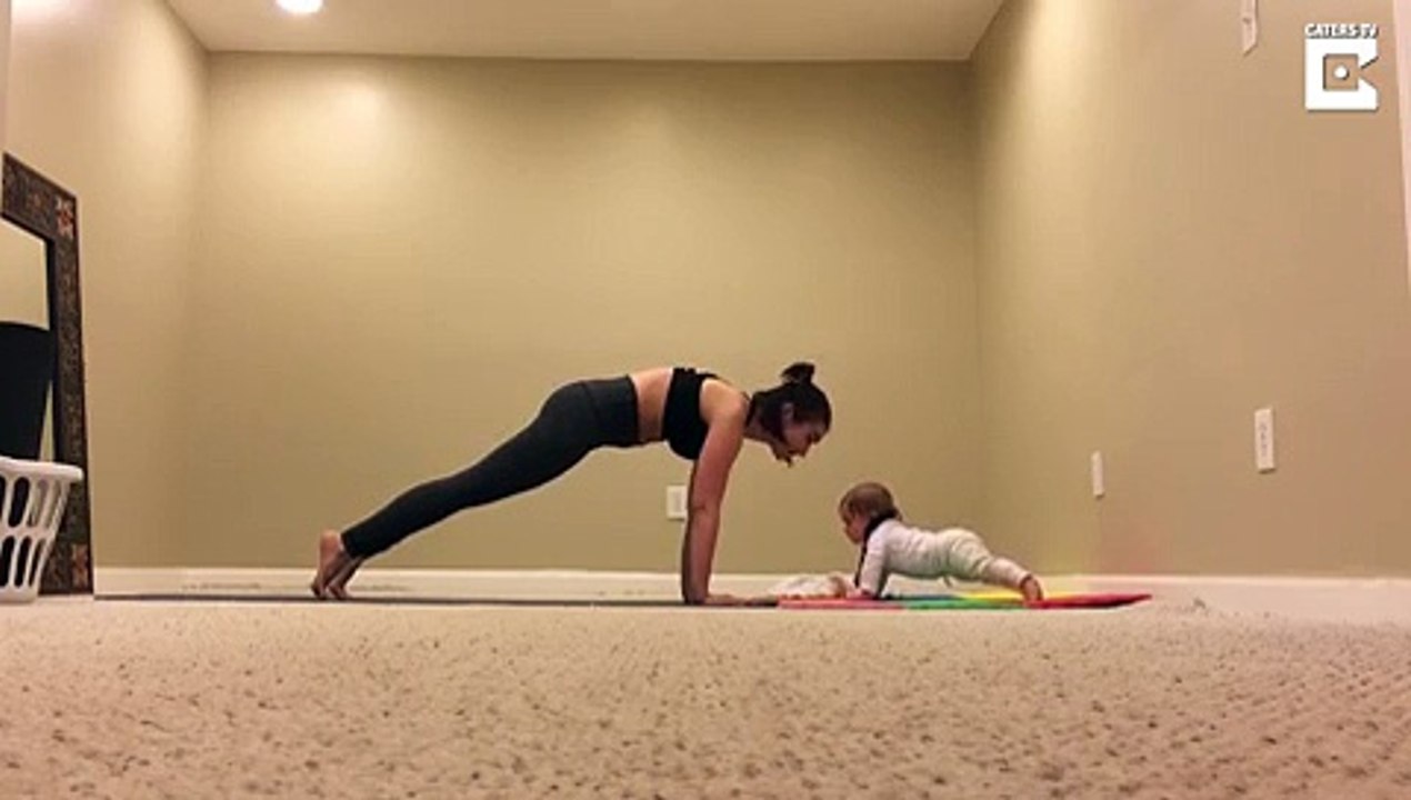 Quand maman et bébé font du gainage... Petite séance de muscu trop chou