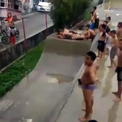Fijate como estos niños se divierten cada vez que cae la lluvia en peru