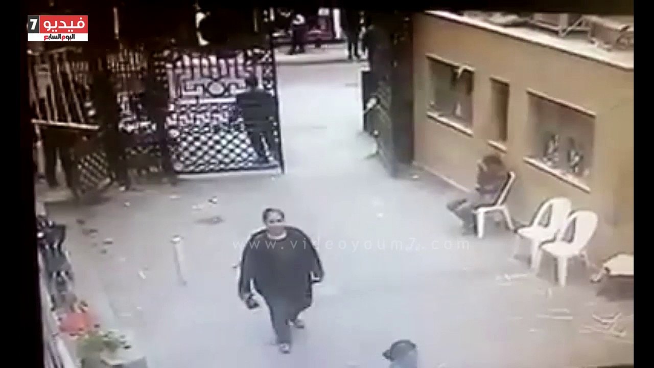 بالفيديو.. كاميرا مراقبة ترصد اللحظات الأولى لانفجار الكنيسة المرقسية فى الإسكندرية