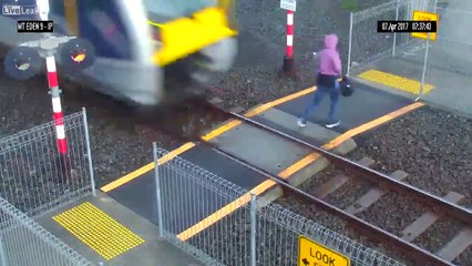 Cette femme frôle la mort en traversant une voie ferré