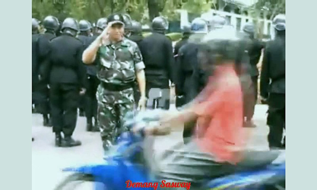 Bikin Ngakak, Bapak Ini Diajarin Jalan di Tempat Gak Bisa bisa