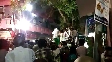 சி.ஆர்.சரஸ்வதி மீது செருப்பு வீச்சு...ஆர்.கே. நகர் மக்கள் அதிரடி