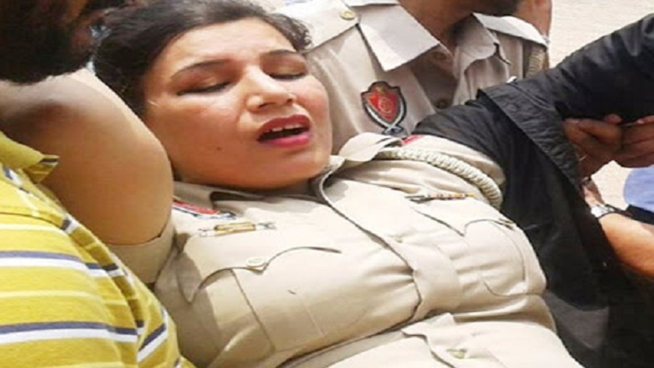 महिला कांस्टेबल से थाने के अंदर SHO ने की ऐसी हरकत , विडियो वायरल