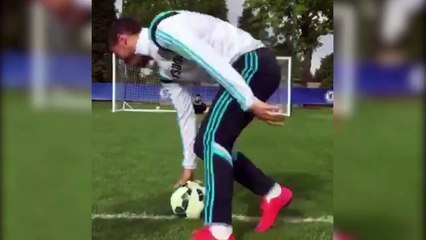 Drogba hilare devant le challenge d'Eden Hazard