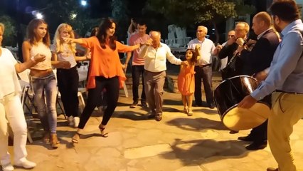 Ege nin karşı kıyısında oynayan kız
