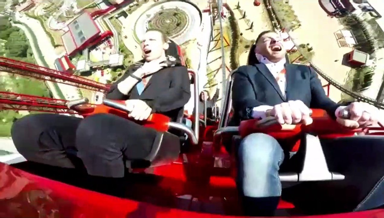 Il se prend un oiseau en pleine face alors qu'il est dans une attraction