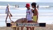 Gata abaixa para pegar conchinhas na praia e deixa homens malucos - YouTube