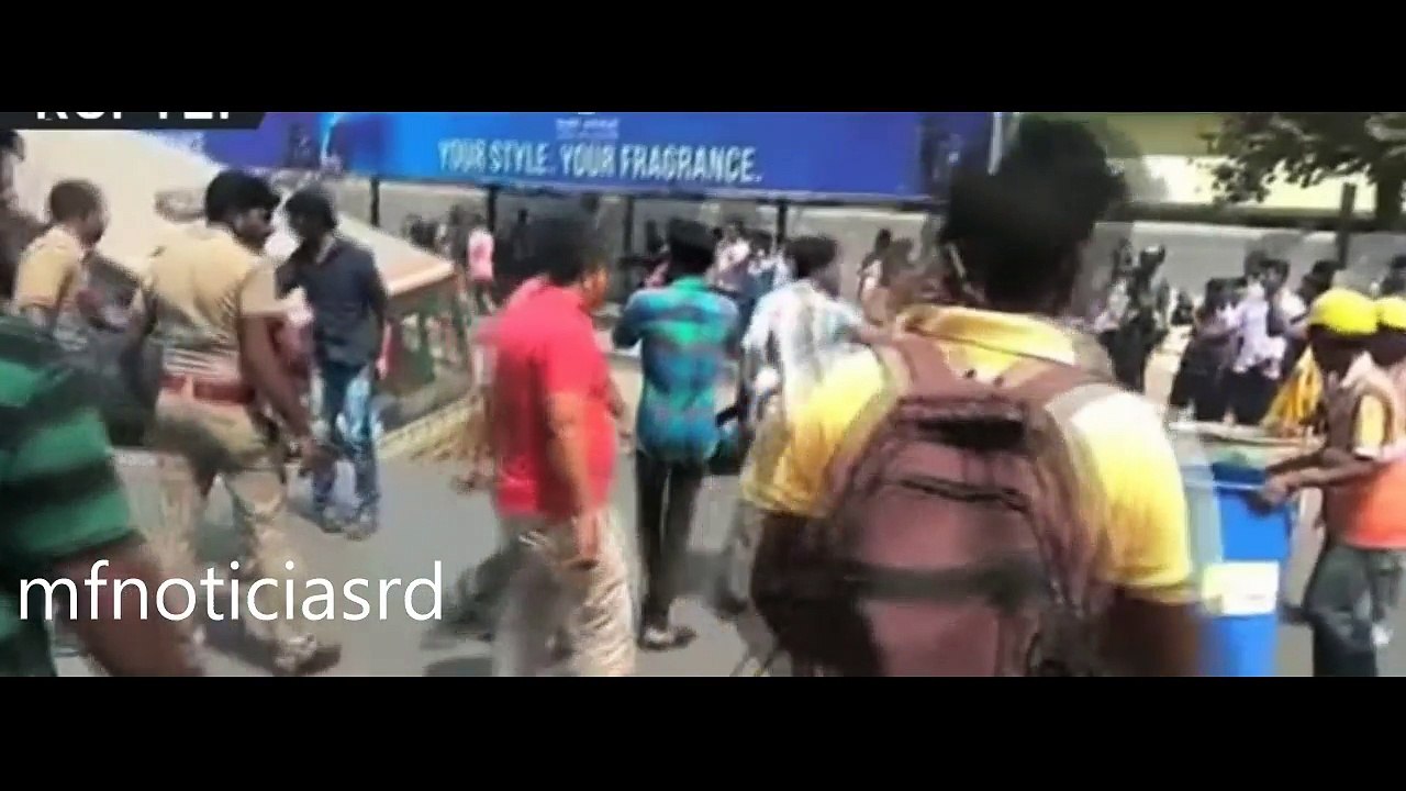 Un autobús y un auto son 'devorados' por un enorme socavón en India