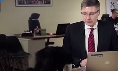 Insiden Penyusup Saat Wawancara Televisi