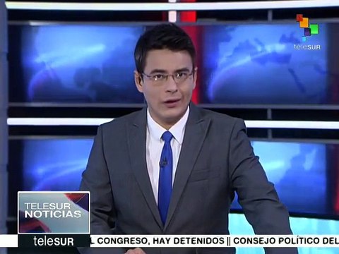 Policías argentinos reprimen a maestros que luchan por mejor salario