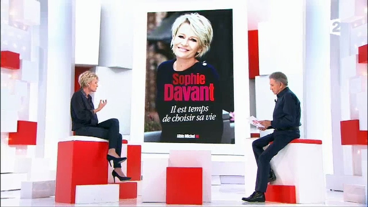 Face à Michel Drucker, Sophie Davant revient sur l'arrêt de "Toute une histoire" : "Ça a été un choc !" - Regardez