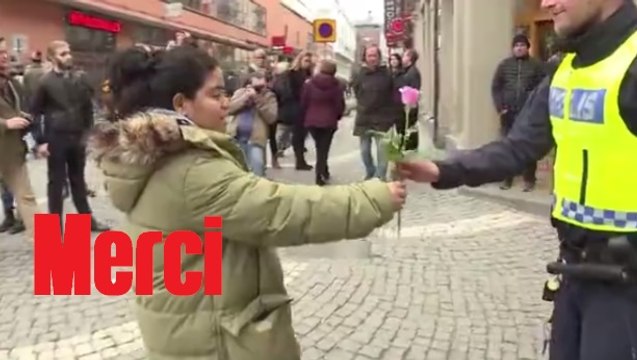 Suède: après l'attentat, les habitants offrent des fleurs aux policiers