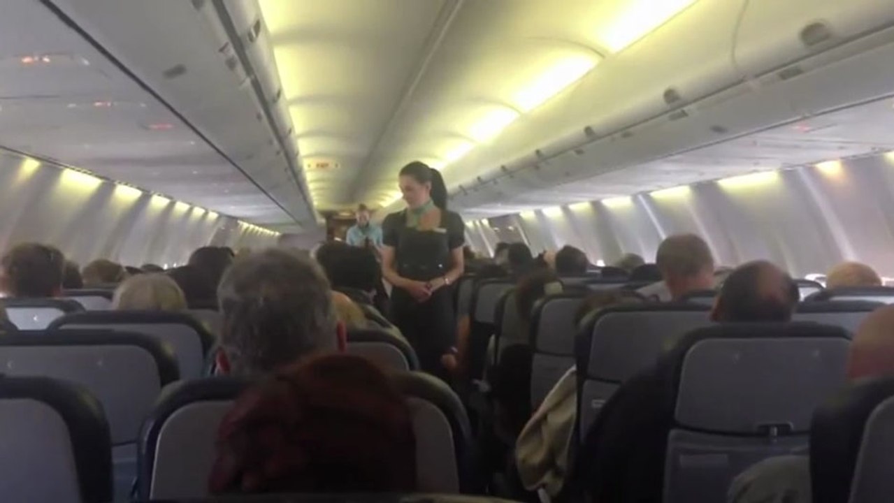 Un pilote de Kulula Airways donne les consignes en faisant des blagues.. Génial !