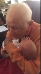 Rencontrer son petit-fils à 105 ans ! Papy heureux !