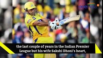IPL 10: MS Dhoni's wife Sakshi Dhoni shares her pic wearing CSK uniform | Oneindia News