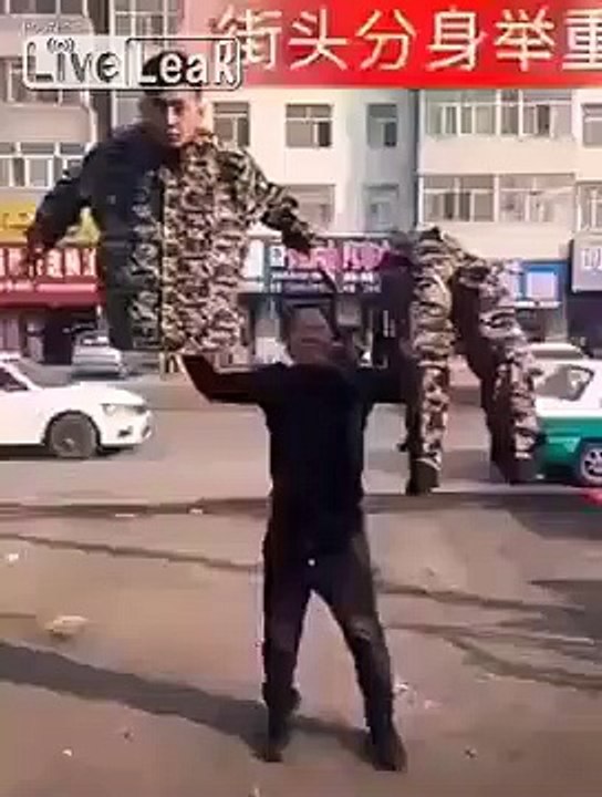 Un magicien se fait surprendre par un gros pétard