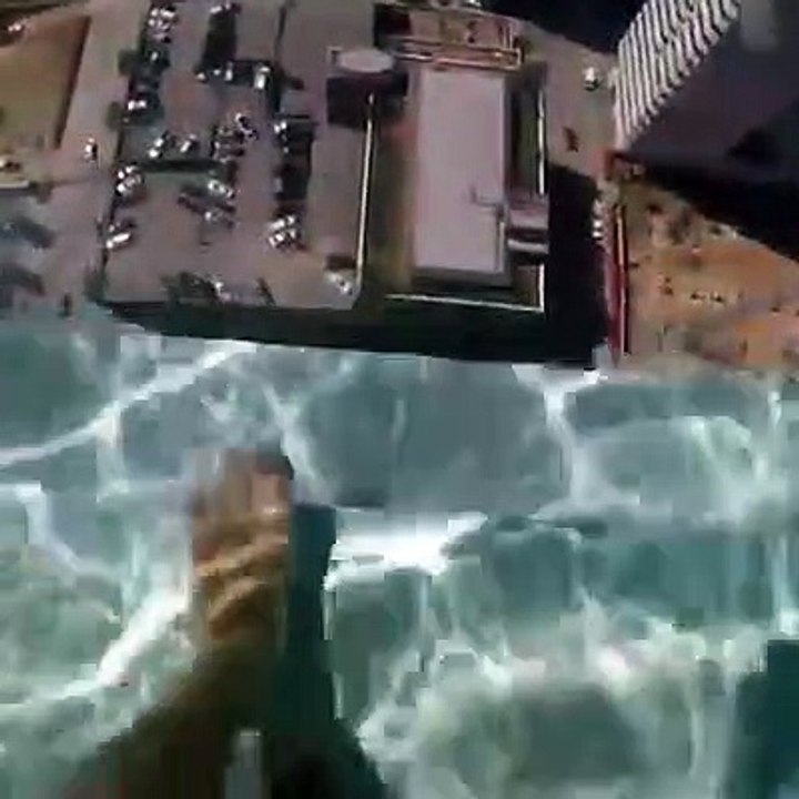 Incroyable il marche dans un piscine qui perchée à 100 m de hauteur