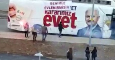 Seçim Otobüsüne Pankart Asan Genç, Sevdiği Kıza Evlenme Teklifi Etti