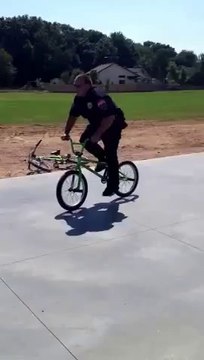 Un policier pique un BMX à un jeune et fait quelques figures de Freestyle !