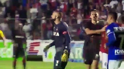 Atlético-PR And Paraná Players Fight After Keeper Weverton Provokes The Fans!