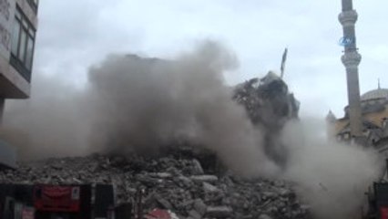 Yıkılan Kolon Cadde Üzerine Düştü