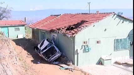 Gece Yarısı Evin Çatısına Otomobil Düştü