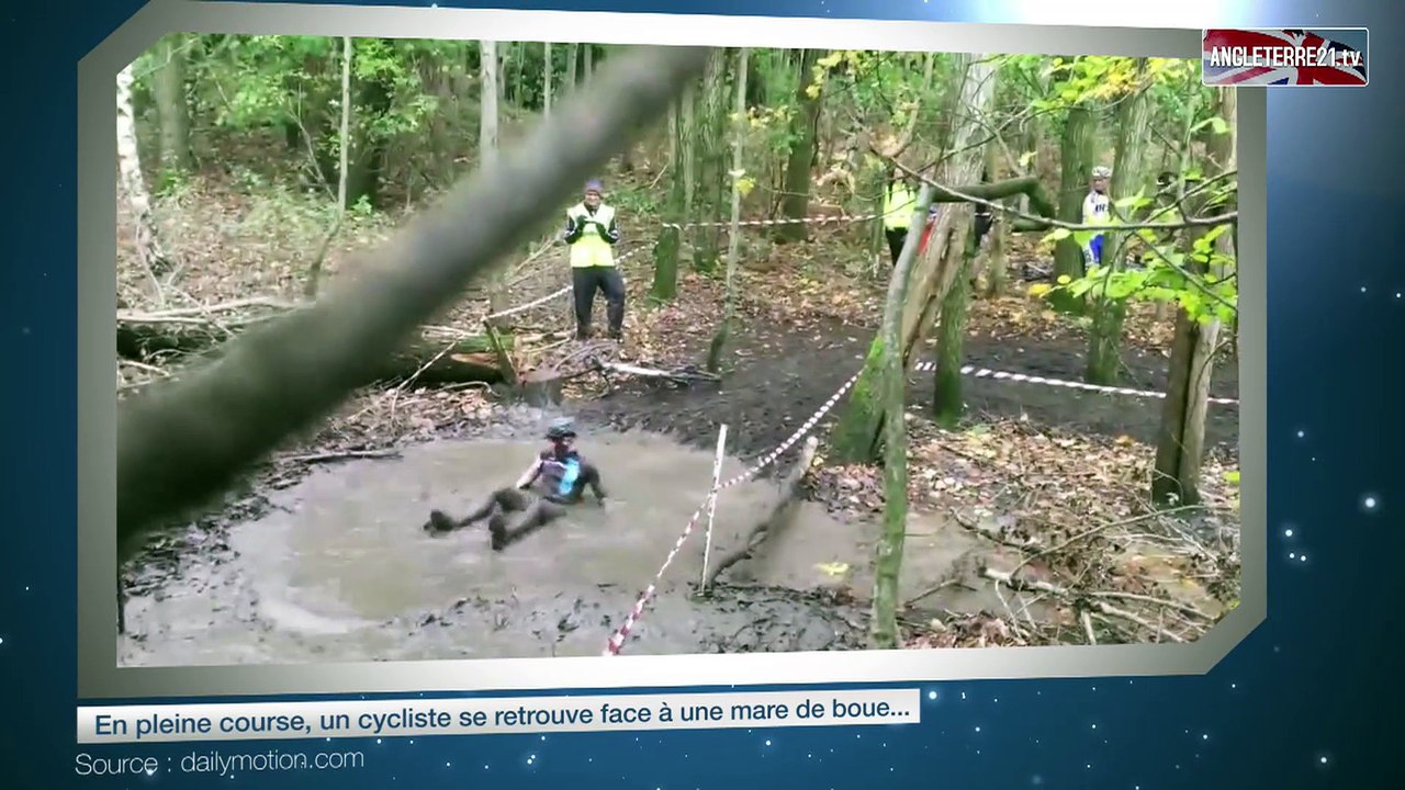 En pleine course, un cycliste se retrouve face à une mare de boue