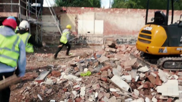 Des ouvriers font une course hippique sur un chantier et piègent leur collègue !