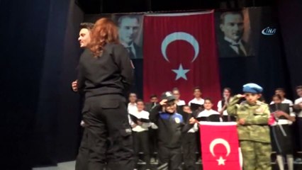 Polis Haftası Töreninde Evlilik Teklifi