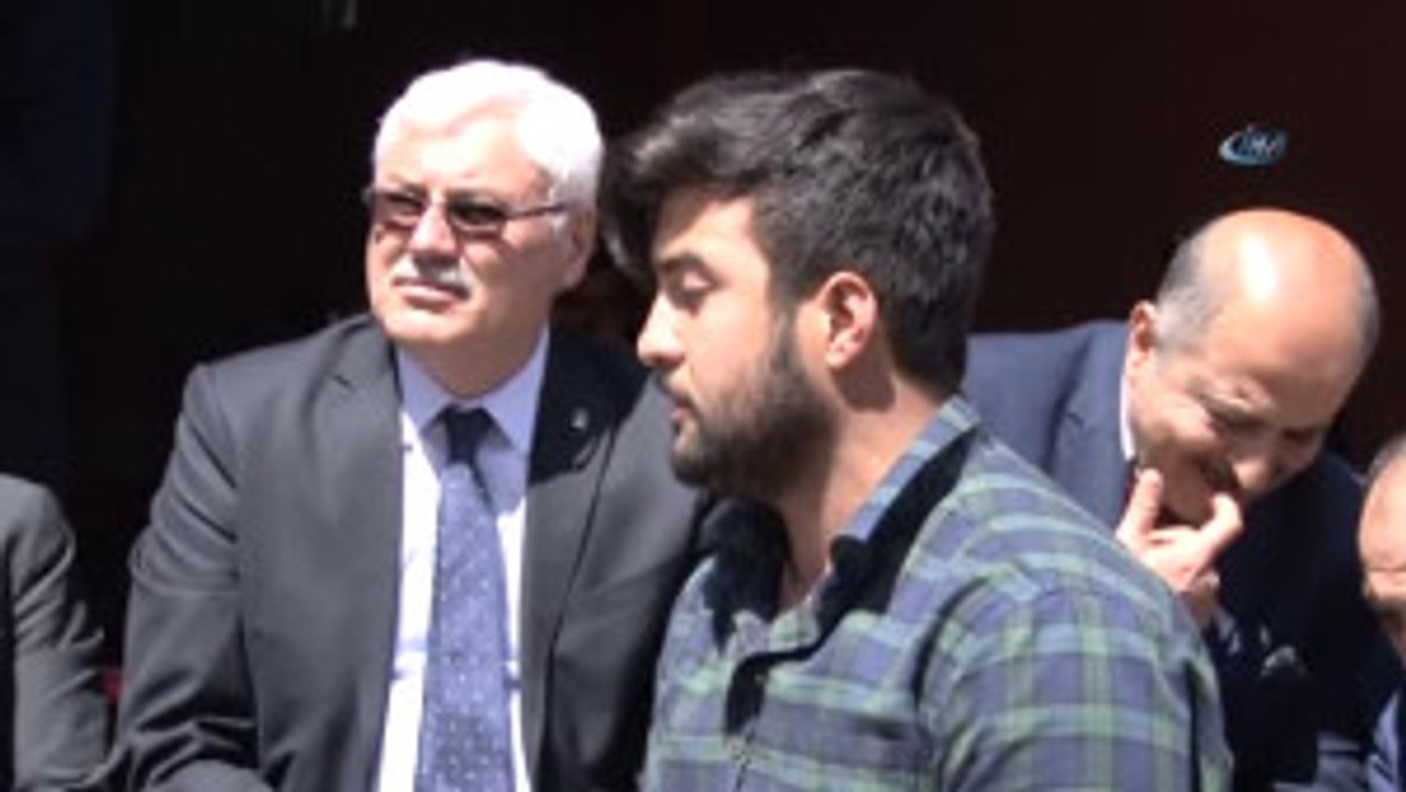 AK Parti Genel Başkan Yardımcısı Eker, Kürtçe Mevlit Okuyan Genci Dinledi