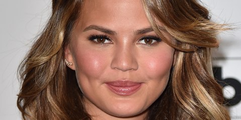 Chrissy Teigen Pays For Woman’s Beauty School Tuition