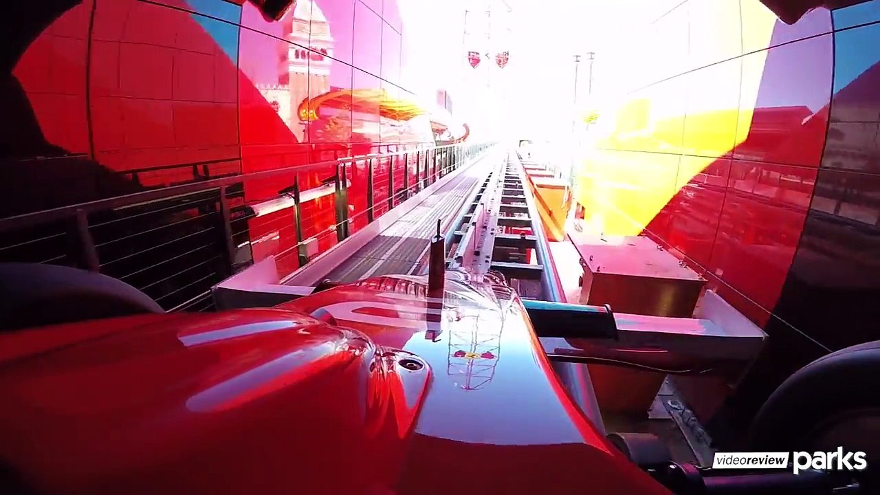 il percute un oiseau sur les montagnes russes Red Force du parc Ferrari Land (Espagne)