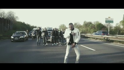 Le rappeur Sofiane bloque l'autoroute pour un clip