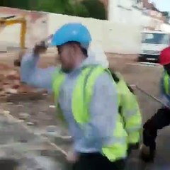 Ils lui font une blague hilarante sur le chantier
