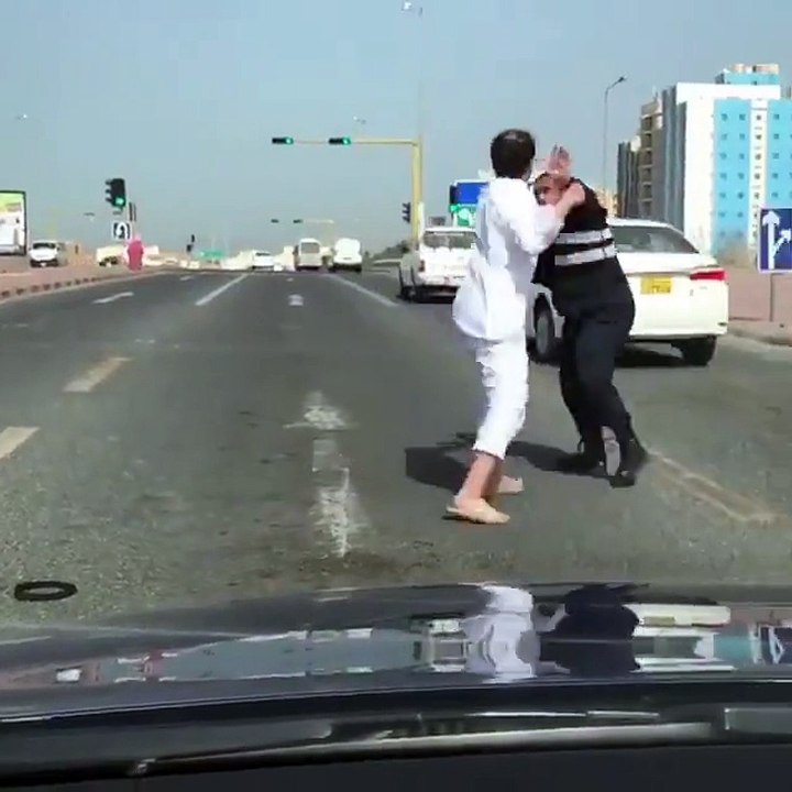 بالكويت  مواطن و شرطي مرور يتضاربون ..