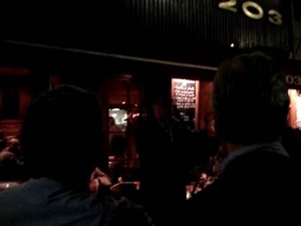 Cornemuse devant le 203 a Lyon