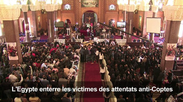 L'Egypte enterre les victimes des attentats anti-Coptes