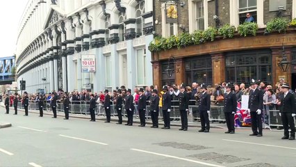 Despedida a policial morto no ataque de Londres