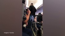 Homem é arrastado para fora de voo lotado da United