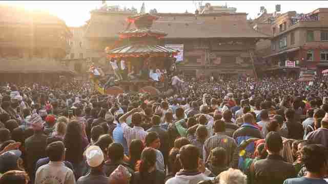 Miles de personas participan en Nepal en el Festival de Bisket Jatra