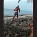 Un homme essaye de frapper un chien à la plage, et va le regretter