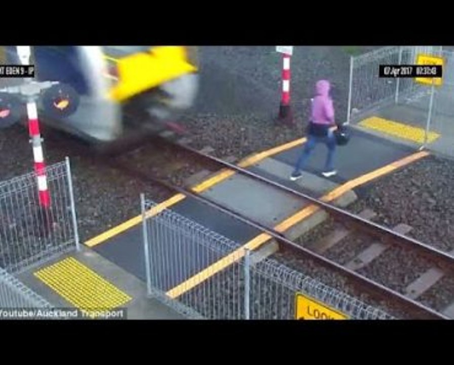 Une femme imprudente frôlée par un train!